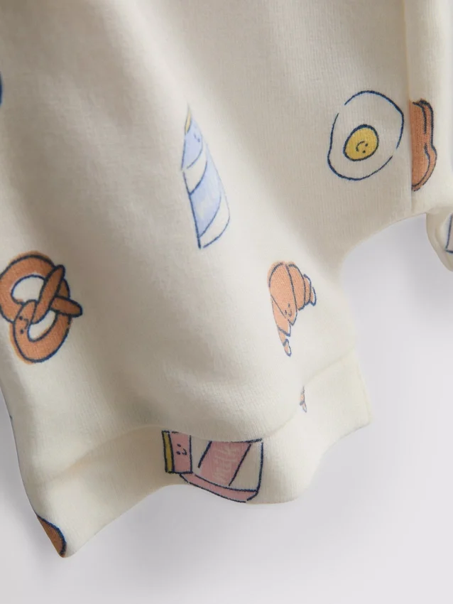 0-18 luni | Set compus din pulover cu imprimeu cu alimente și pantaloni scurți 0-18 luni | Set compus din pulover cu imprimeu cu alimente și pantaloni scurți