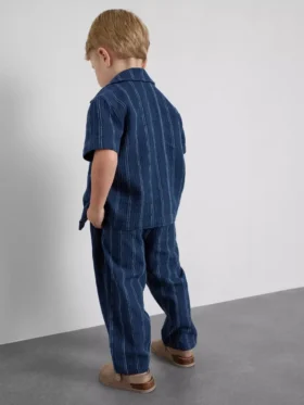 1,5–12 ani | Setul „The Edit” cu cămășă și pantaloni din bumbac cu dungi texturate 1,5–12 ani | Setul „The Edit” cu cămășă și pantaloni din bumbac cu dungi texturate