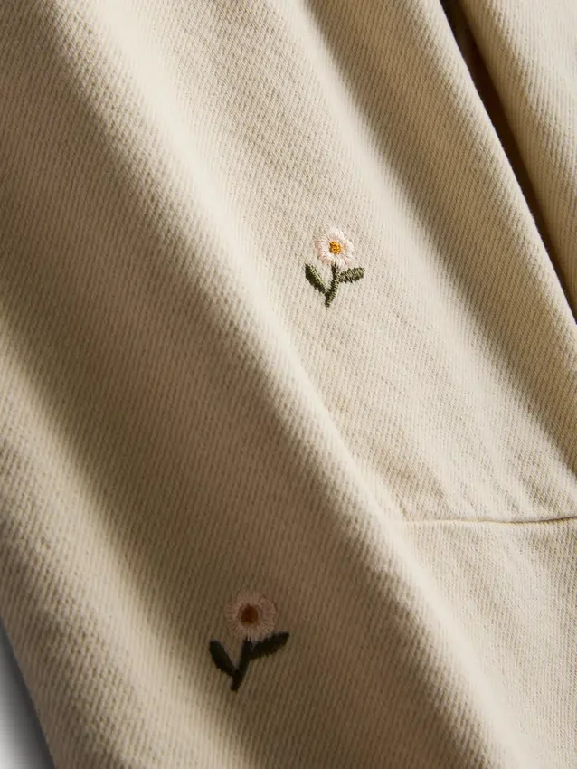 1,5-8 ani | blugi cu buzunare tip „paperbag” și broderie florală 1,5-8 ani | blugi cu buzunare tip „paperbag” și broderie florală