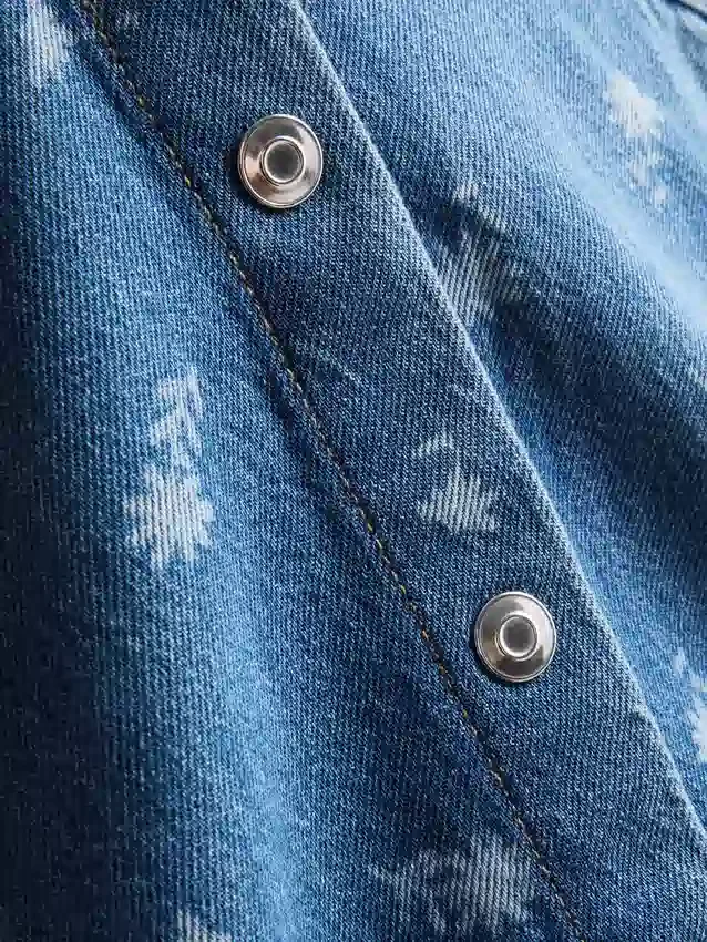 1,5–8 ani | rochie din denim fără mâneci, cu guler și imprimeu floral 1,5–8 ani | rochie din denim fără mâneci, cu guler și imprimeu floral