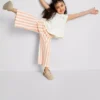 1,5-8 ani | Set compus din bluză cu peplum brodată și pantaloni 1,5-8 ani | Set compus din bluză cu peplum brodată și pantaloni