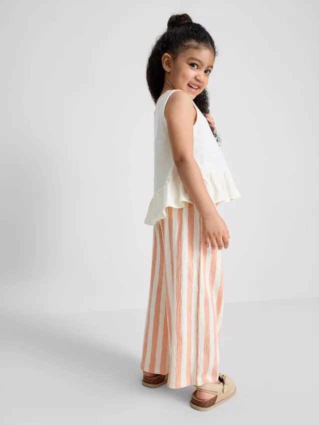 1,5-8 ani | Set compus din bluză cu peplum brodată și pantaloni 1,5-8 ani | Set compus din bluză cu peplum brodată și pantaloni