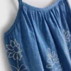 1,5–9 ani | rochie cu bretele din chambray brodată 1,5–9 ani | rochie cu bretele din chambray brodată