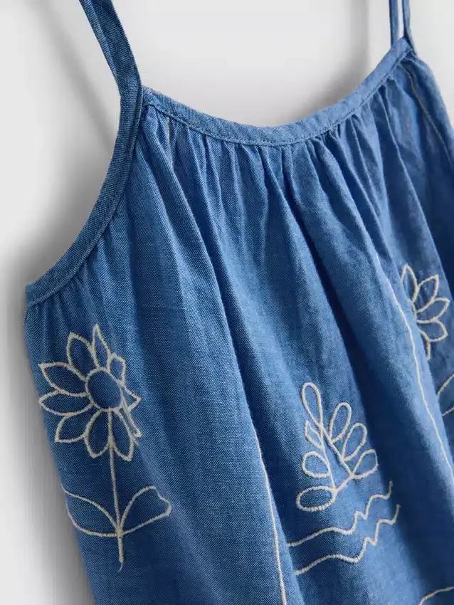 1,5–9 ani | rochie cu bretele din chambray brodată 1,5–9 ani | rochie cu bretele din chambray brodată
