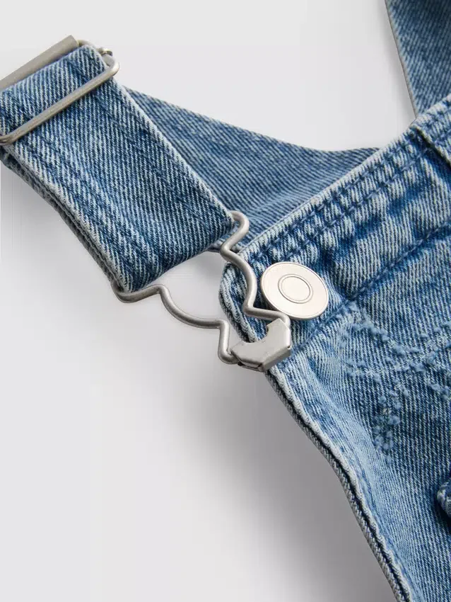 1,5–9 ani | salopetă din denim cu fundiță 1,5–9 ani | salopetă din denim cu fundiță