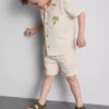 1,5–9 ani | Set compus din cămășă și pantaloni scurți brodați 1,5–9 ani | Set compus din cămășă și pantaloni scurți brodați