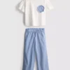 1,5–9 ani | Set compus din tricou cu volane și pantaloni