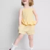 1-9 ani | set compus din bluză cu volane și pantaloni scurți 1-9 ani | set compus din bluză cu volane și pantaloni scurți