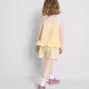 1-9 ani | set compus din bluză cu volane și pantaloni scurți 1-9 ani | set compus din bluză cu volane și pantaloni scurți