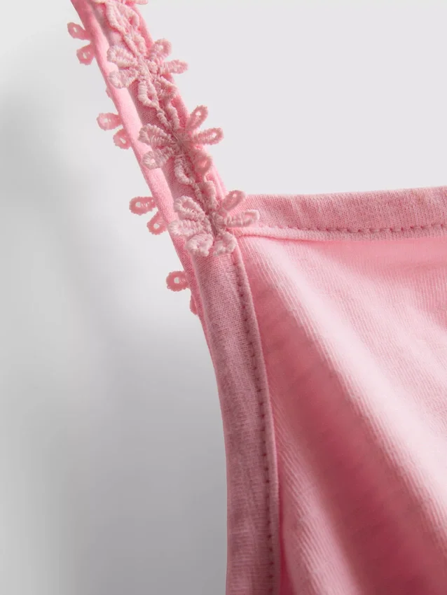 1-9 ani | set compus din bluză cu volane și pantaloni scurți 1-9 ani | set compus din bluză cu volane și pantaloni scurți