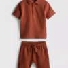 1-9 ani | Set compus din tricou polo texturat și pantaloni scurți 1-9 ani | Set compus din tricou polo texturat și pantaloni scurți