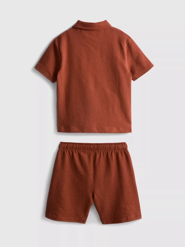 1-9 ani | Set compus din tricou polo texturat și pantaloni scurți 1-9 ani | Set compus din tricou polo texturat și pantaloni scurți