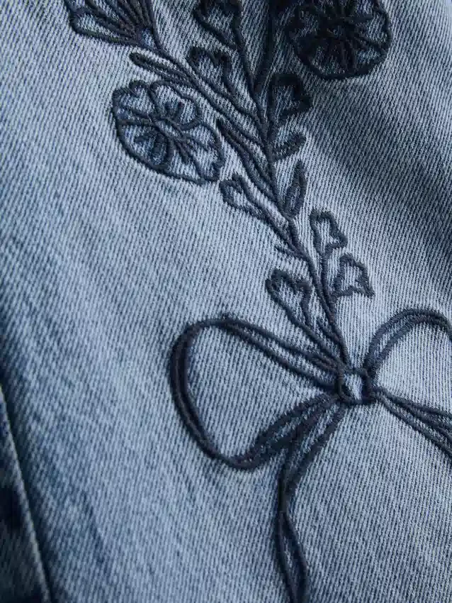 7-15 ani | blugi cu croi larg, brodați cu fundă florală 7-15 ani | blugi cu croi larg, brodați cu fundă florală