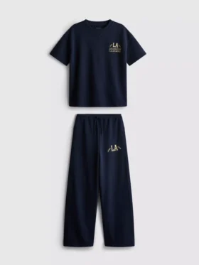 7-15 ani | Set compus din cămășă și pantaloni de trening cu croi larg 7-15 ani | Set compus din cămășă și pantaloni de trening cu croi larg