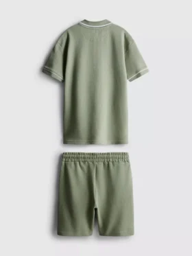 7-15 ani | Set compus din cămășă polo texturată și Pantaloni Scurți 7-15 ani | Set compus din cămășă polo texturată și Pantaloni Scurți
