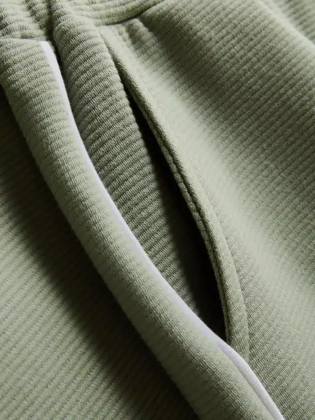 7-15 ani | Set compus din cămășă polo texturată și Pantaloni Scurți 7-15 ani | Set compus din cămășă polo texturată și Pantaloni Scurți