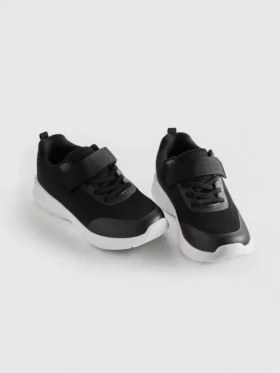 Adidași cu talpă groasă și talpă joasă