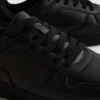Adidași cu talpă joasă și panouri
