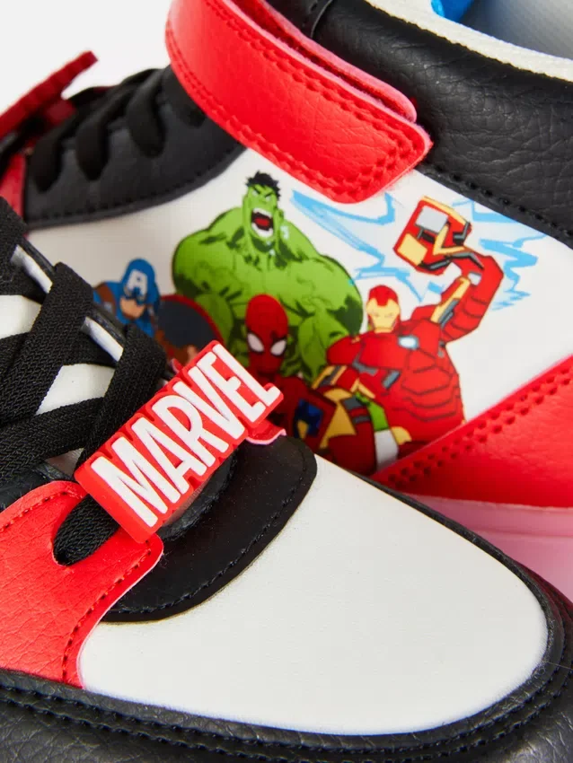 Adidași înalți Marvel cu lumini Adidași înalți Marvel cu lumini