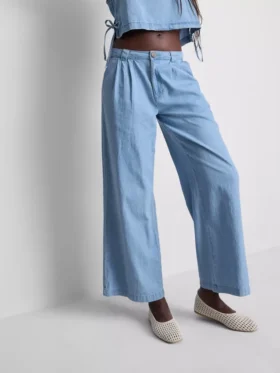 Blugi din denim de bumbac, cu croi larg și pliuri