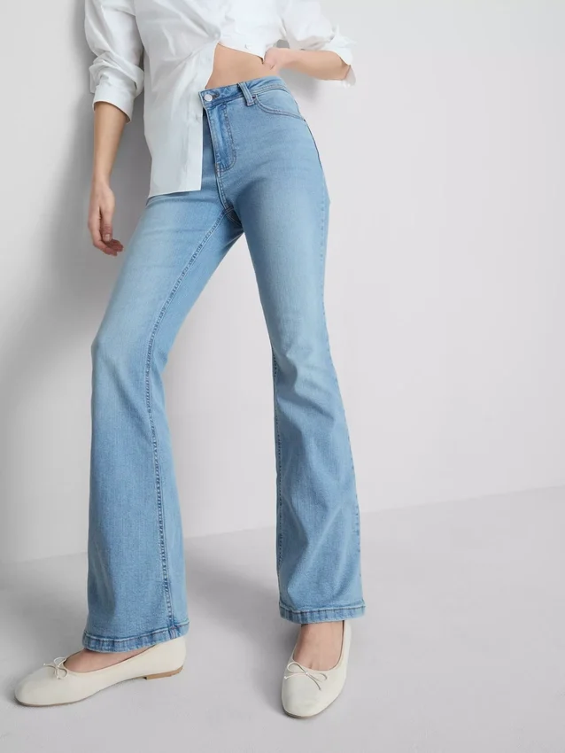 Blugi din denim de bumbac, cu talie medie și croi evazat Blugi din denim de bumbac, cu talie medie și croi evazat