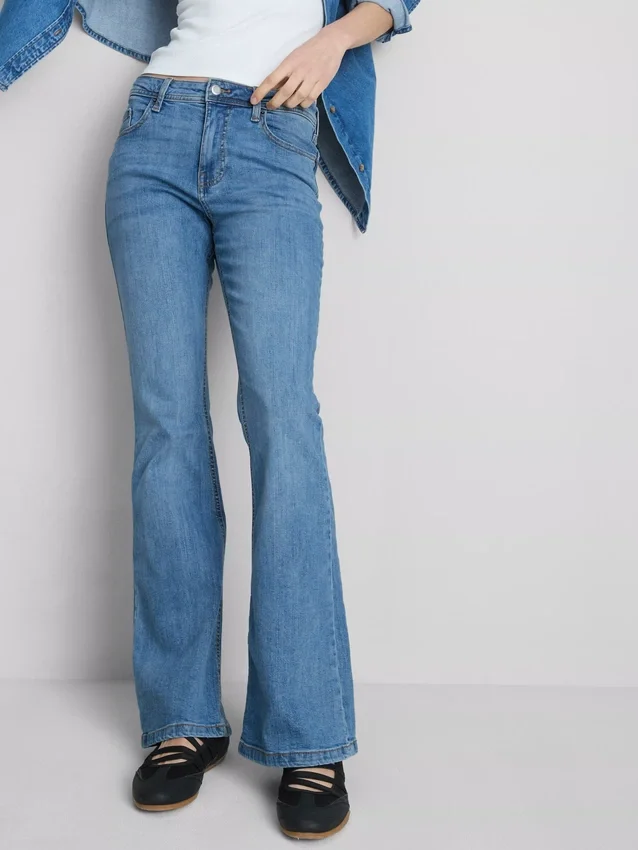 Blugi din denim de bumbac, cu talie medie și croi evazat Blugi din denim de bumbac, cu talie medie și croi evazat