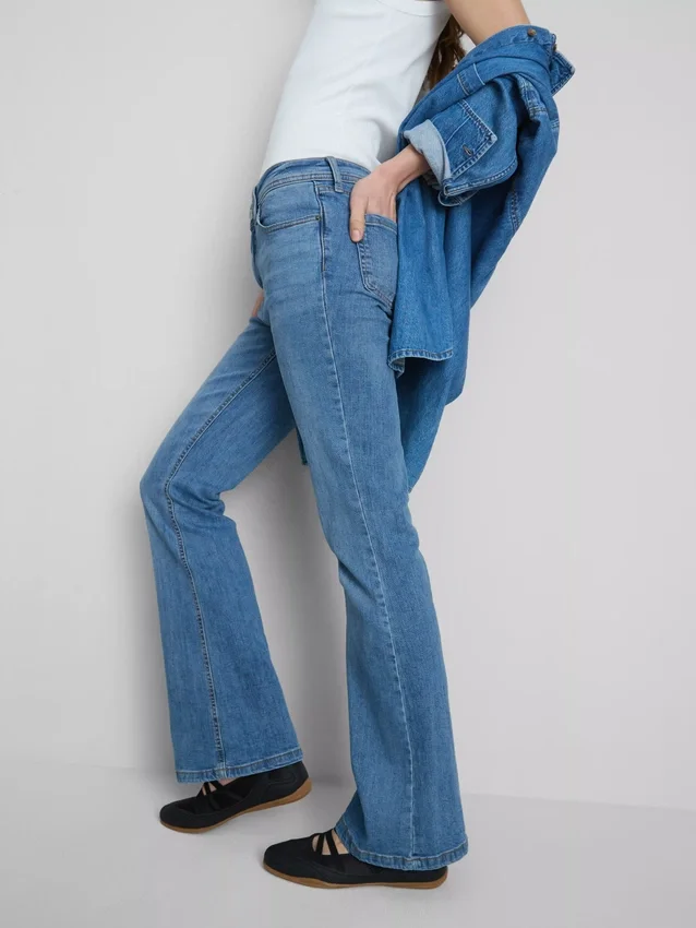 Blugi din denim de bumbac, cu talie medie și croi evazat Blugi din denim de bumbac, cu talie medie și croi evazat