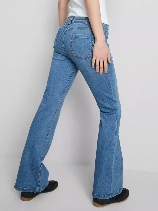 Blugi din denim de bumbac, cu talie medie și croi evazat Blugi din denim de bumbac, cu talie medie și croi evazat