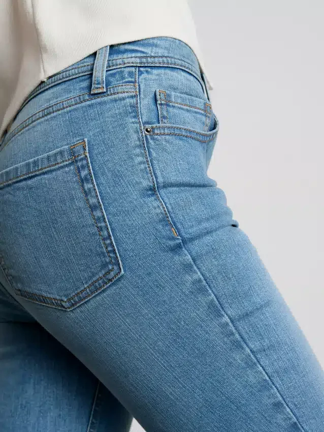 Blugi din denim de bumbac, talie medie, evazați Blugi din denim de bumbac, talie medie, evazați