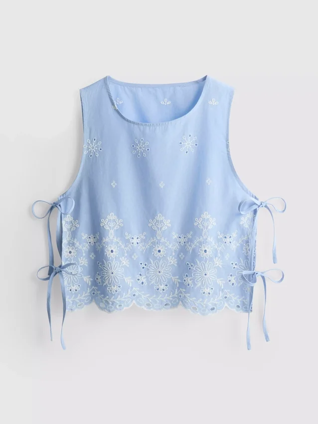 Bluză cu broderie și legături laterale Bluză cu broderie și legături laterale