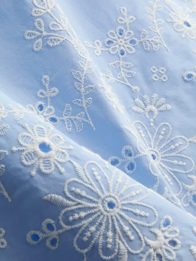 Bluză cu broderie și legături laterale Bluză cu broderie și legături laterale