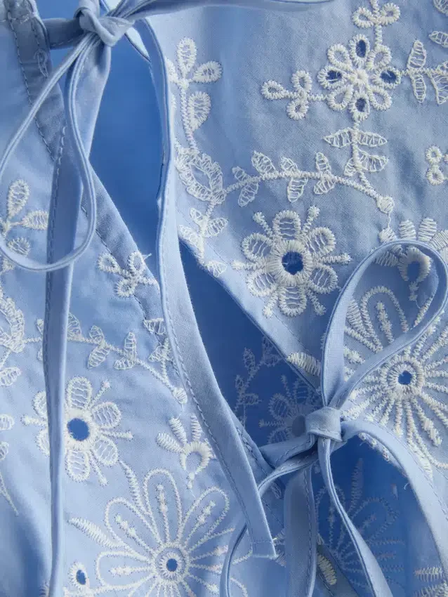Bluză cu broderie și legături laterale Bluză cu broderie și legături laterale