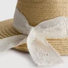 Căciulă țesută cu broderie englezească Căciulă țesută cu broderie englezească