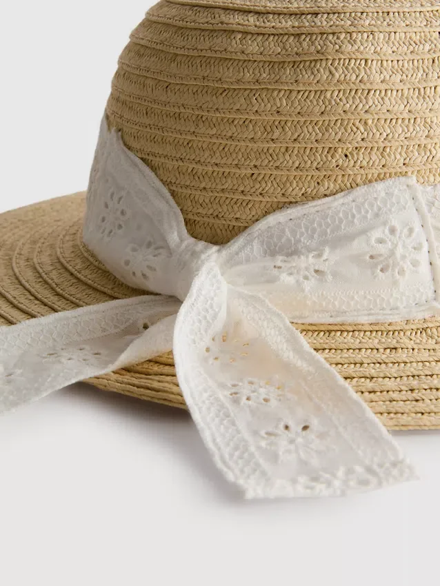 Căciulă țesută cu broderie englezească Căciulă țesută cu broderie englezească