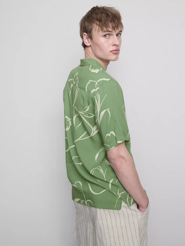 Cămășă cu guler reversibil cu imprimeu floral Cămășă cu guler reversibil cu imprimeu floral