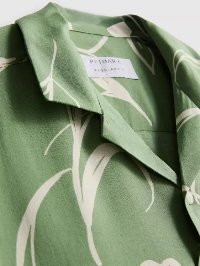 Cămășă cu guler reversibil cu imprimeu floral Cămășă cu guler reversibil cu imprimeu floral