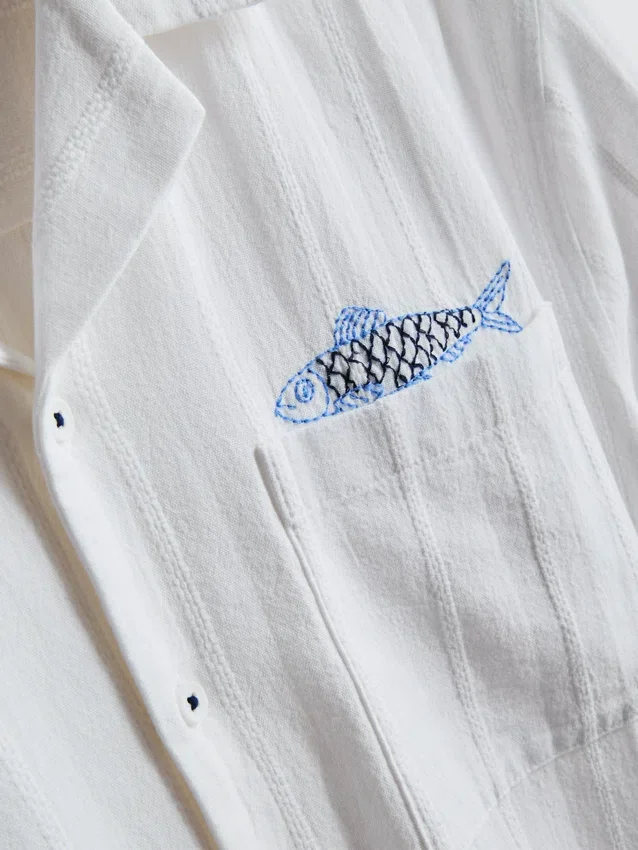 Cămășă cu guler reversibil și broderie în formă de pește Cămășă cu guler reversibil și broderie în formă de pește