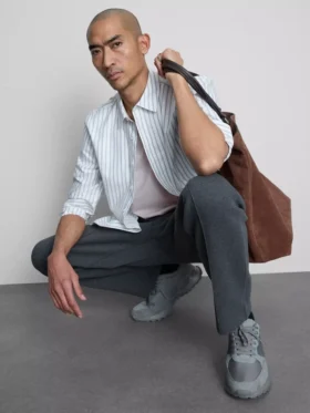Cămășă elastică cu guler în V și croială slim-fit