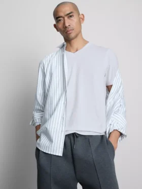 Cămășă elastică cu guler în V și croială slim-fit