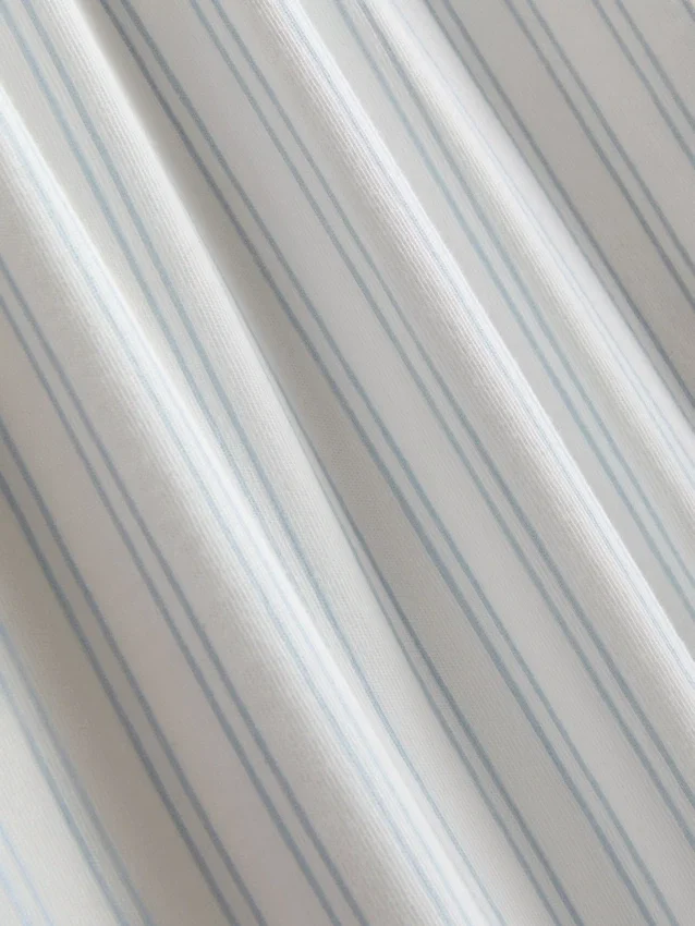 Cămășă și pijamale cu pantaloni în dungi Cămășă și pijamale cu pantaloni în dungi