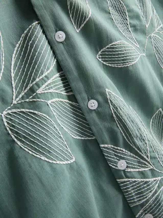 Cămașă cu mâneci scurte, cu nasturi și broderie cu frunze Cămașă cu mâneci scurte, cu nasturi și broderie cu frunze