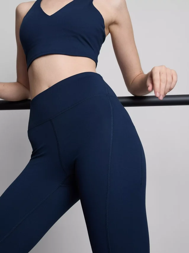 Colanți capri sportivi cu talie înaltă, netede și care oferă susținere Colanți capri sportivi cu talie înaltă, netede și care oferă susținere