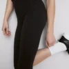 Colanți capri sportivi cu talie înaltă, netede și care oferă susținere Colanți capri sportivi cu talie înaltă, netede și care oferă susținere