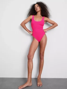 Costum de baie cu decupaj în spate și efect de șifonare