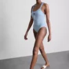 Costum de baie cu volane în carouri