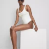 Costum de baie de mireasă cu perle Costum de baie de mireasă cu perle