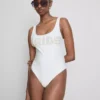 Costum de baie de mireasă cu perle Costum de baie de mireasă cu perle