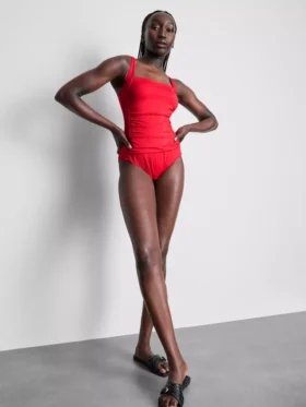 Costum de baie modelat, cu detalii drapate Costum de baie modelat, cu detalii drapate