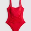 Costum de baie modelat, cu detalii drapate Costum de baie modelat, cu detalii drapate
