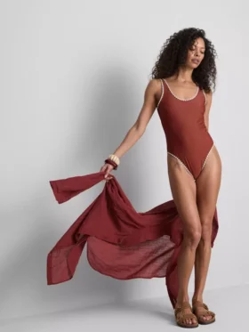 Costum de baie Paula Echevarría cu detalii cusute